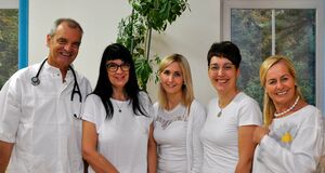 Dr. Gernot Moder mit dem Team: Elfi, Lisa, Karin und Elke